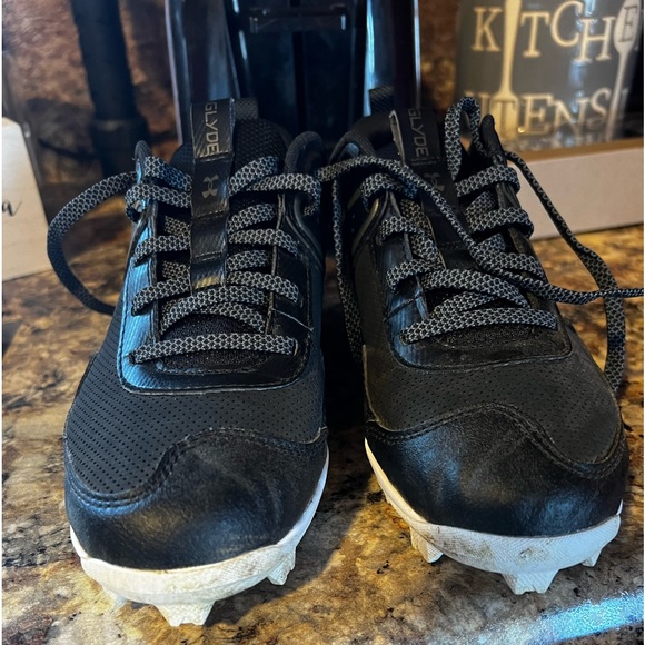 Girl black/white under armour softball cleats.size 5.5 - Picture 2 of 4